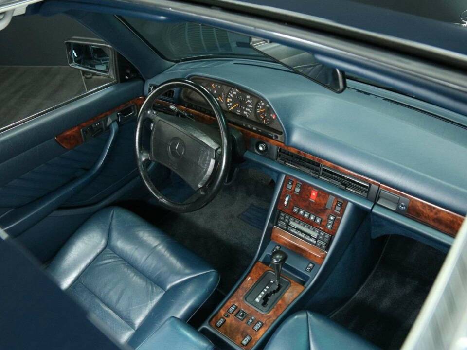 Immagine 22/30 di Mercedes-Benz 560 SEL (1990)