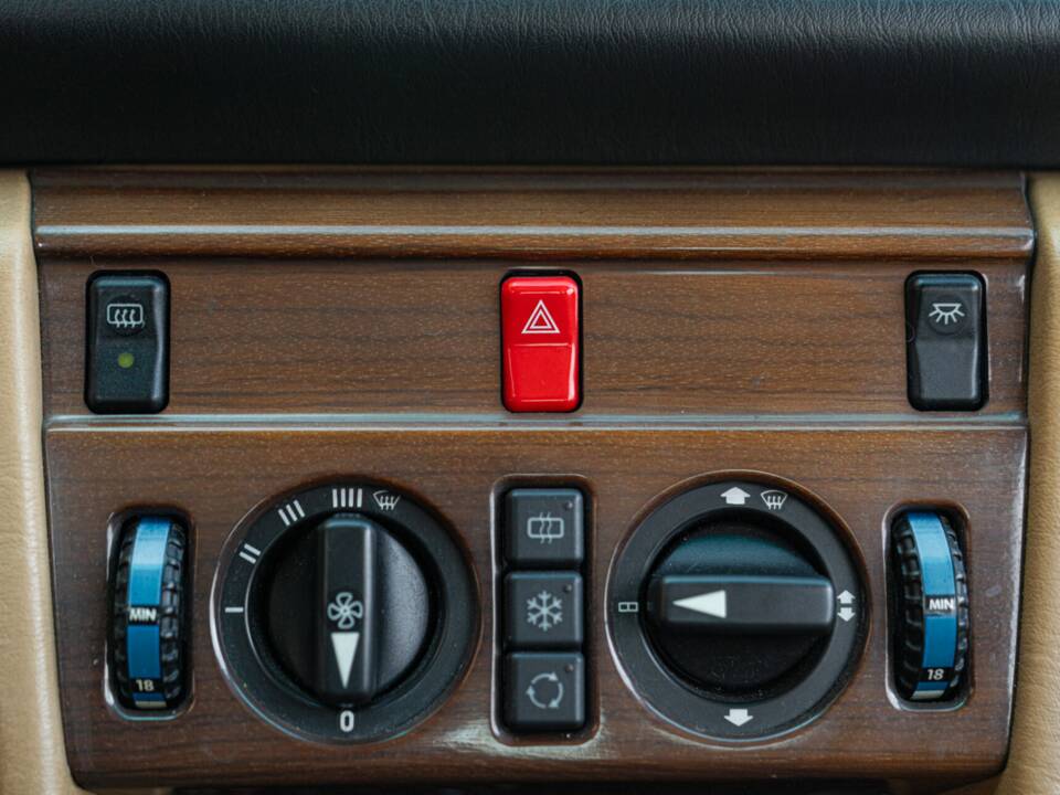 Image 33/46 de Mercedes-Benz 300 CE (1988)