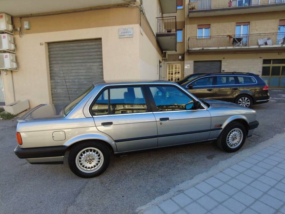 Image 11/19 of BMW 318i (1989)