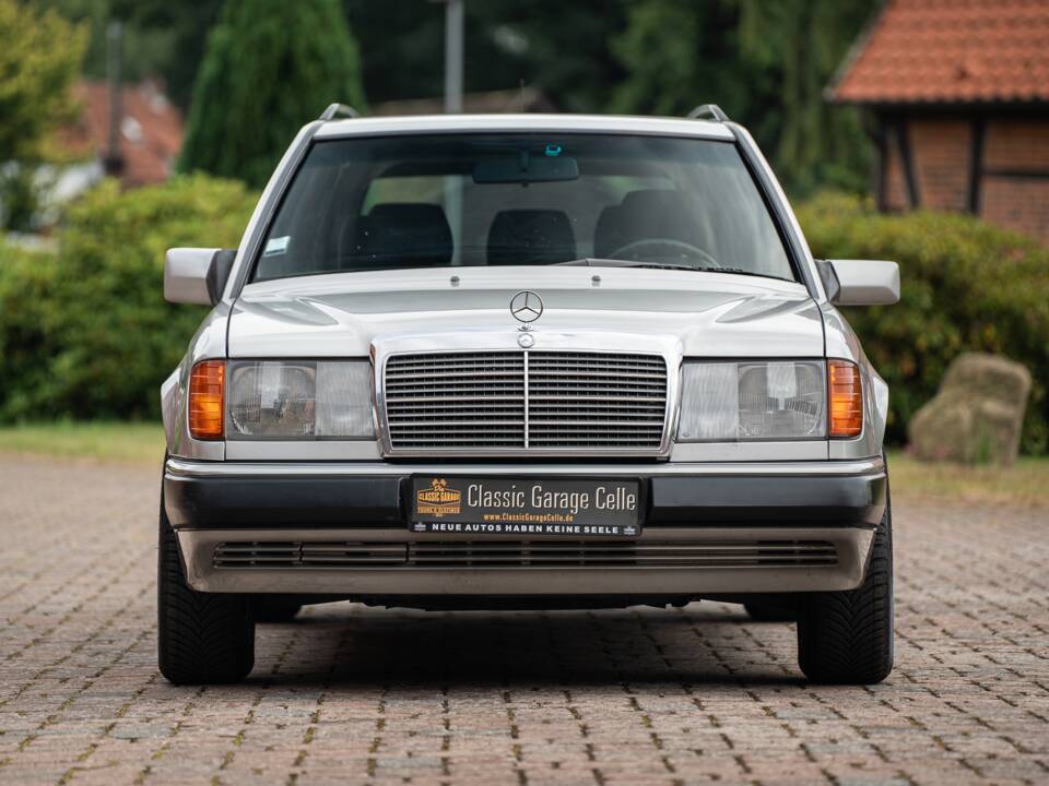 Imagen 5/72 de Mercedes-Benz 250 TD (1991)