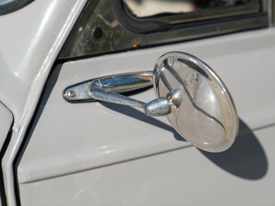 Image 13/50 of Morris Minor 1000 (1958)
