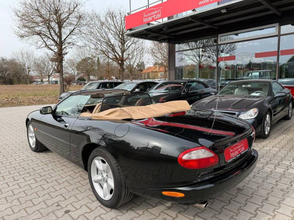 Image 3/34 of Jaguar XK8 4.0 (1997)