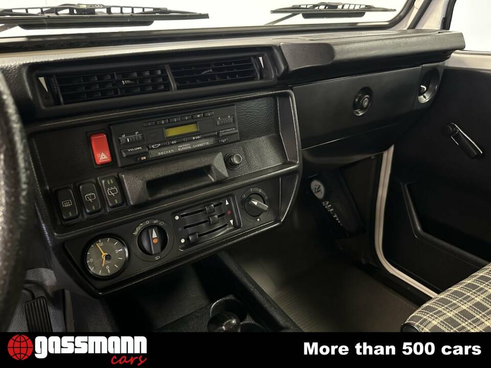 Imagen 13/15 de Mercedes-Benz 230 GE (SWB) (1985)