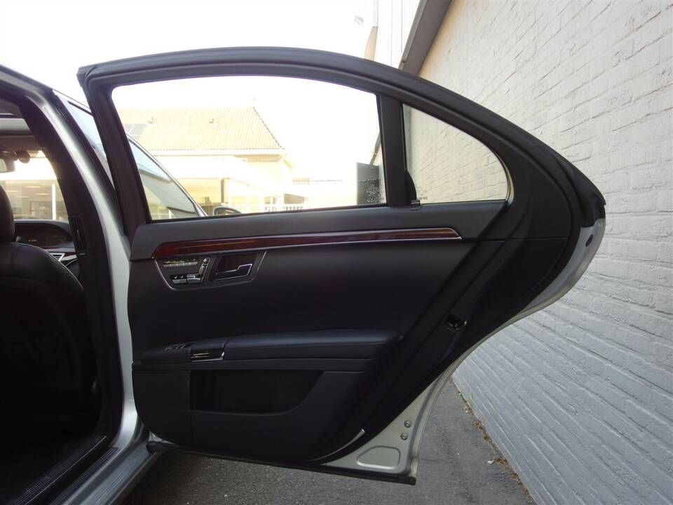 Image 52/98 of Mercedes-Benz S 500 L (2007)