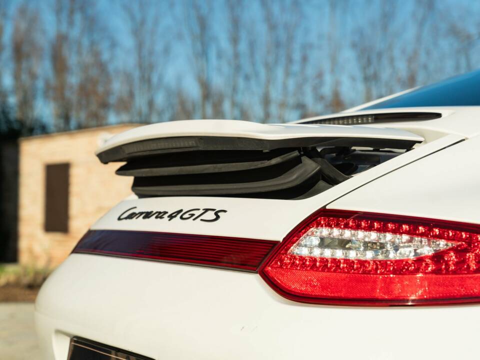 Image 18/49 of Porsche 911 Carrera 4 GTS (2011)