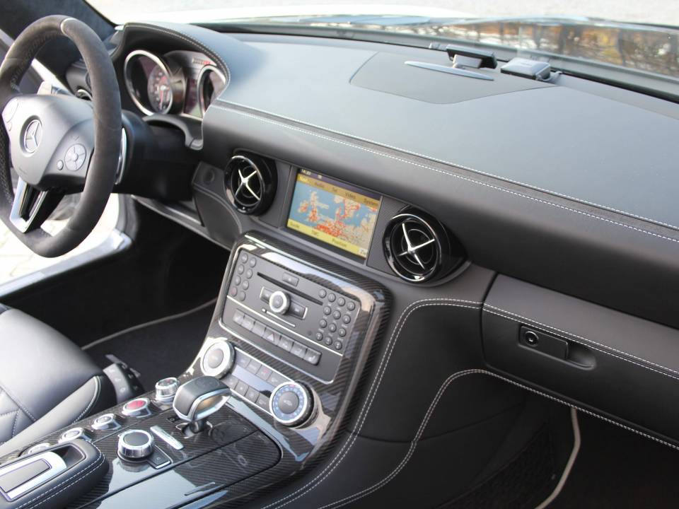 Imagen 17/26 de Mercedes-Benz SLS AMG GT Roadster &quot;Final Edition&quot; (2014)
