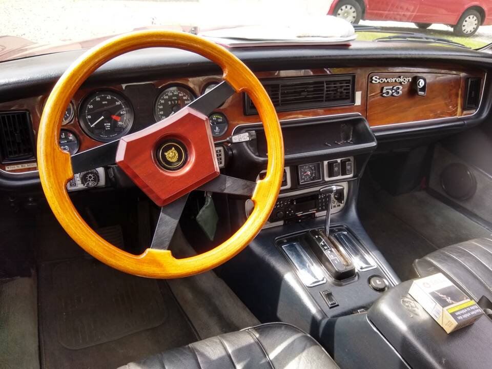 Image 7/14 of Jaguar XJ 12 (1981)