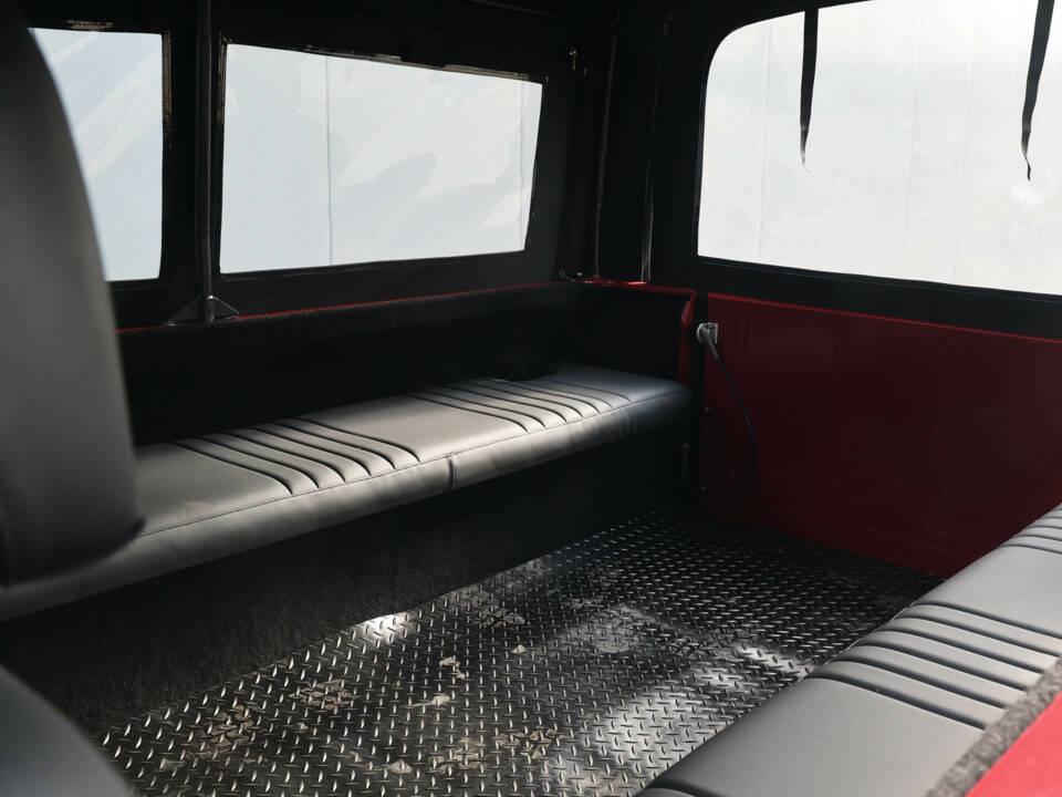 Image 34/38 of Land Rover 110 (1989)