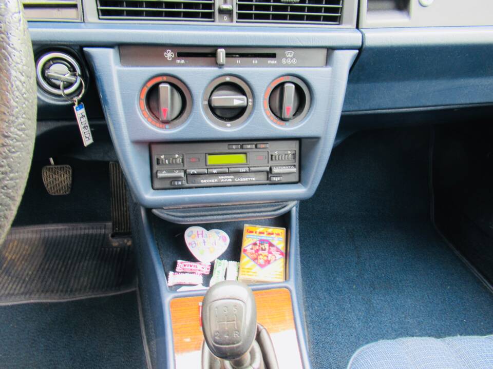 Bild 19/25 von Mercedes-Benz 190 D 2.5 (1986)