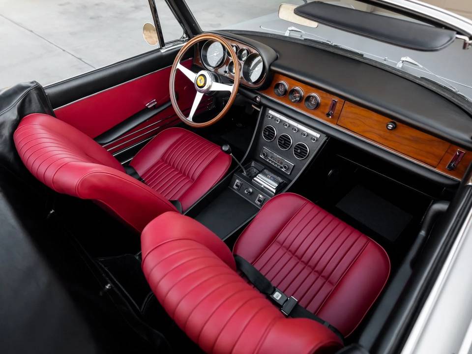 Afbeelding 46/50 van Ferrari 330 GTS (1968)