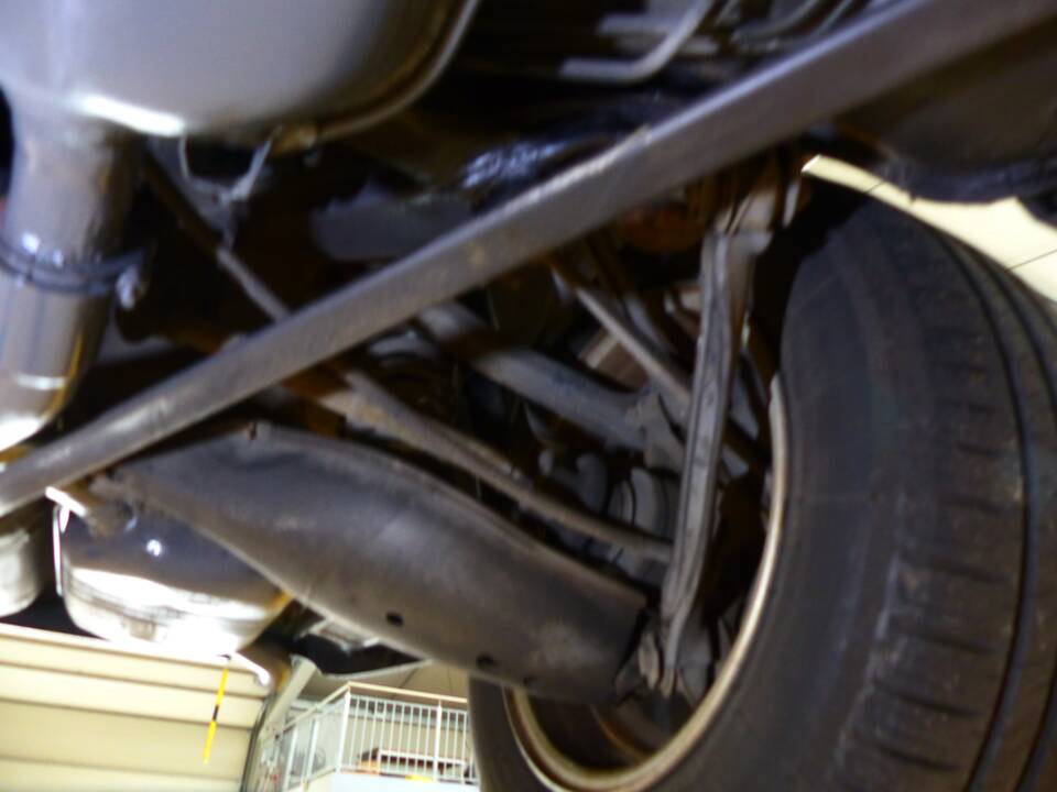 Image 43/83 de Mercedes-Benz E 220 (1996)