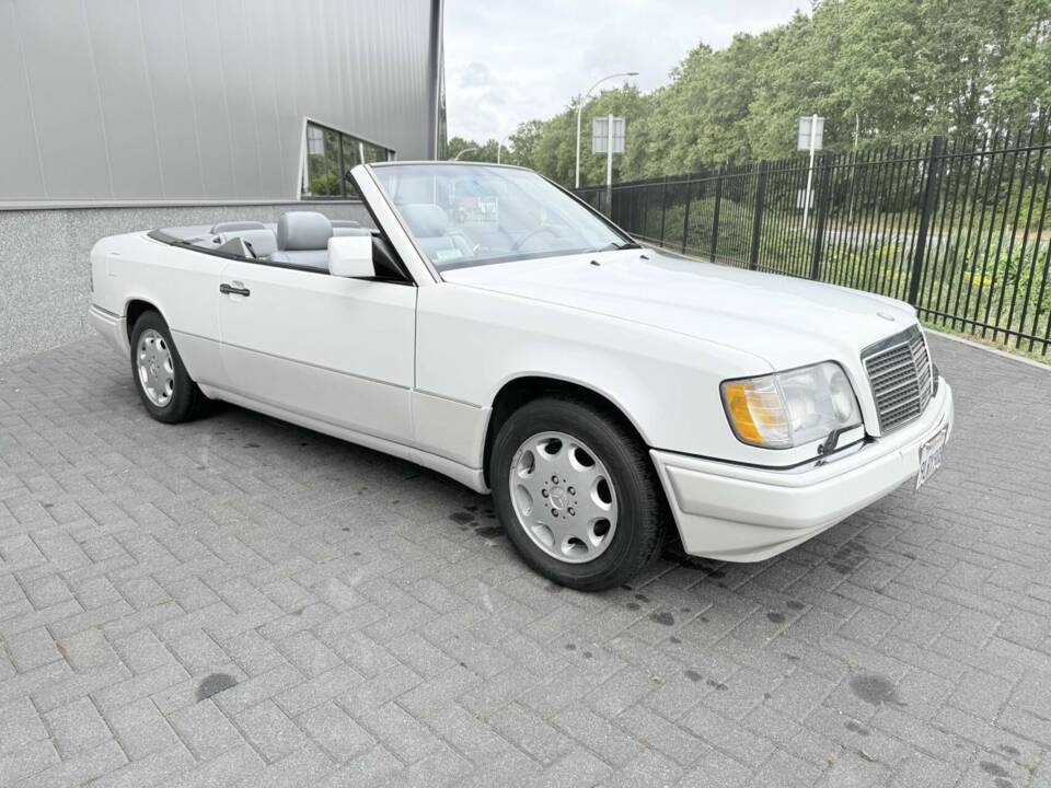 Imagen 8/41 de Mercedes-Benz E 320 (1995)
