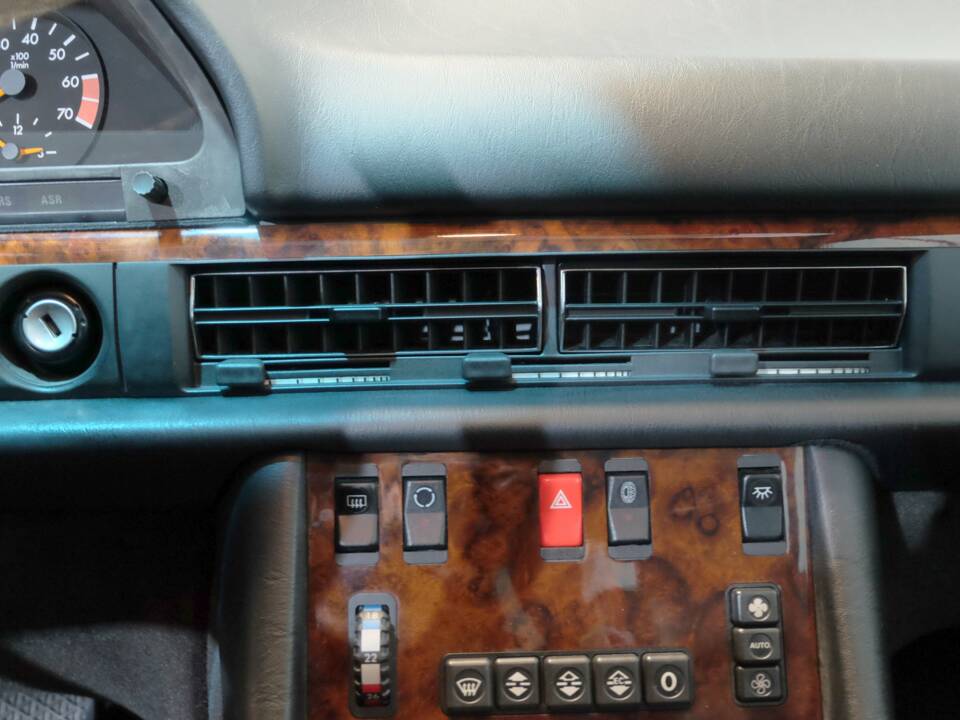 Image 9/34 of Mercedes-Benz 500 SEC (1991)