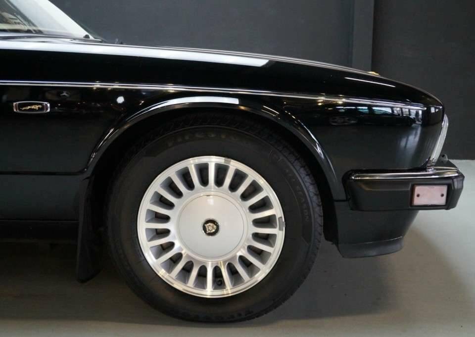 Image 11/47 of Jaguar XJ12 6.0 (1994)
