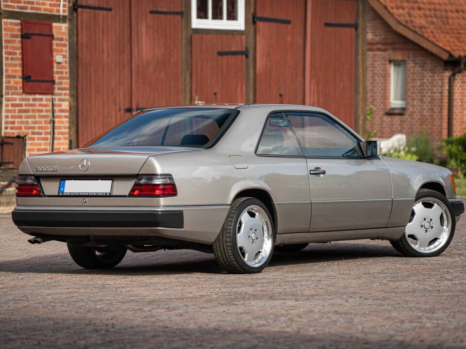 Immagine 13/73 di Mercedes-Benz 300 CE (1991)