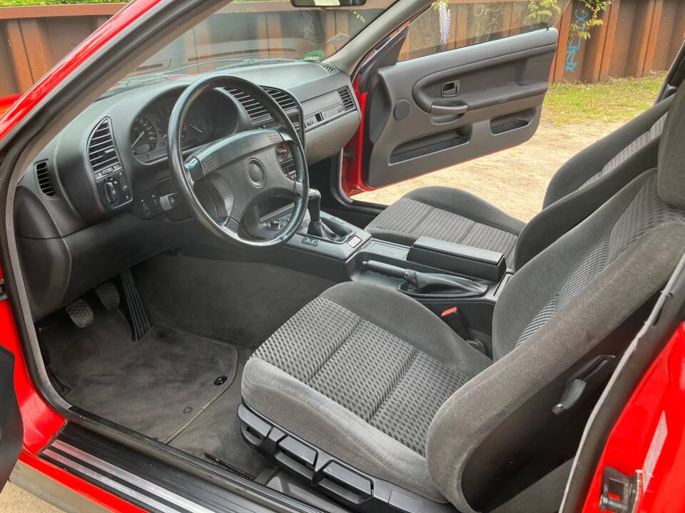 Immagine 16/35 di BMW 318is (1992)