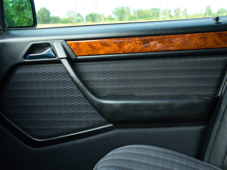 Image 36/63 of Mercedes-Benz 220 E (1993)