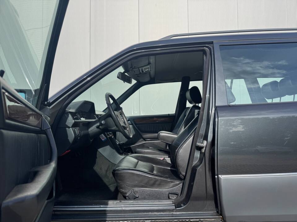 Image 11/29 of Mercedes-Benz 300 TE (1989)
