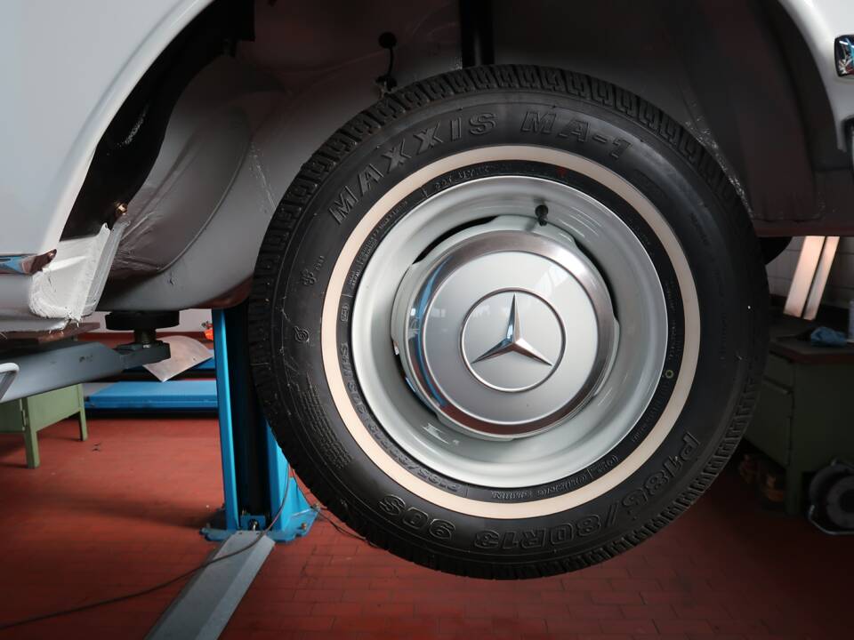 Image 43/50 of Mercedes-Benz 220 b (1965)