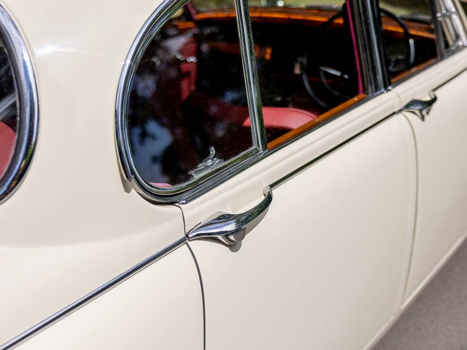 Image 47/50 de Jaguar Mk II 2.4 (1967)