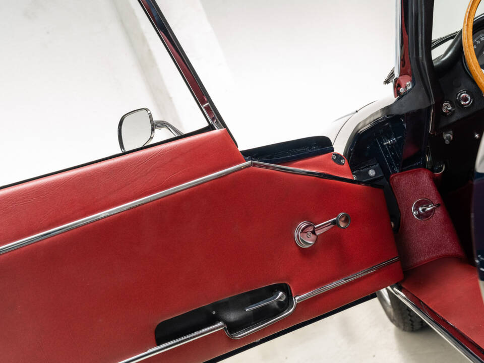 Image 9/36 of Jaguar E-Type (1969)
