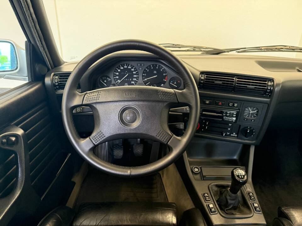 Immagine 25/50 di BMW 325i Touring (1992)