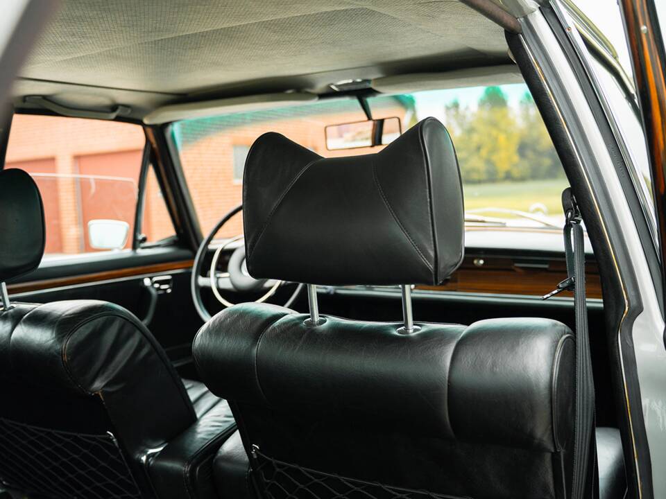 Image 28/50 of Mercedes-Benz 300 SEL 6.3 (1970)