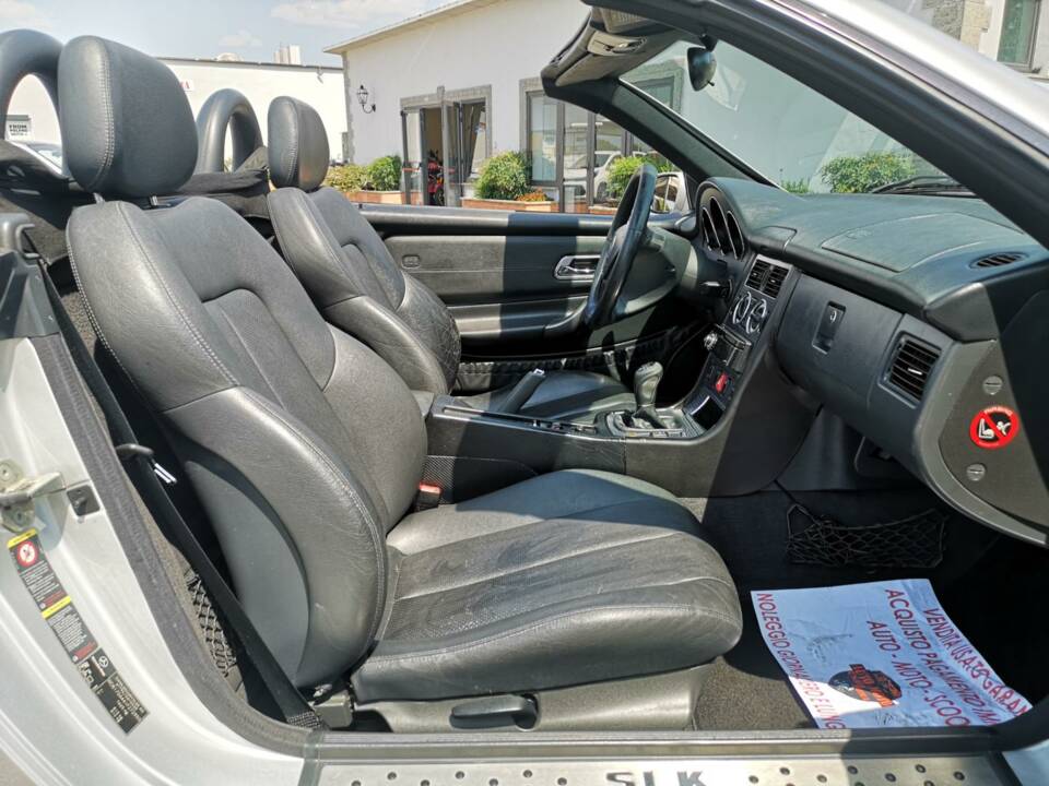 Imagen 23/38 de Mercedes-Benz SLK 200 Kompressor (2002)