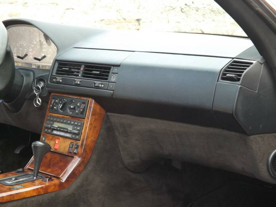 Image 23/50 de Mercedes-Benz 500 SL (1991)
