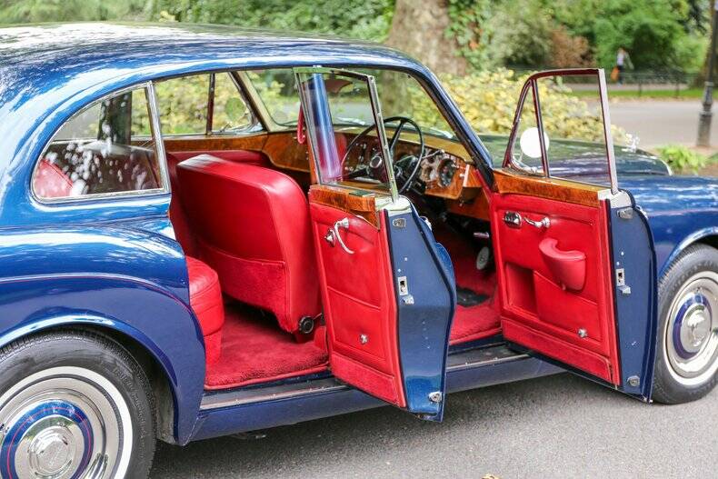 Image 34/49 of Bentley S 3 Continental Flying Spur (1964)