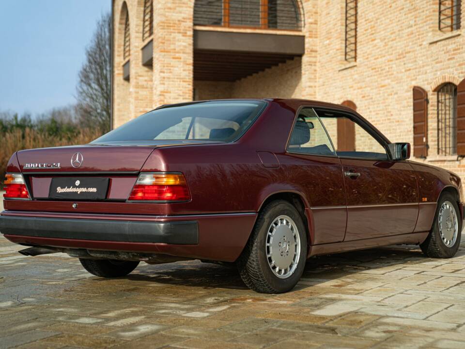 Immagine 7/50 di Mercedes-Benz 300 CE-24 (1991)