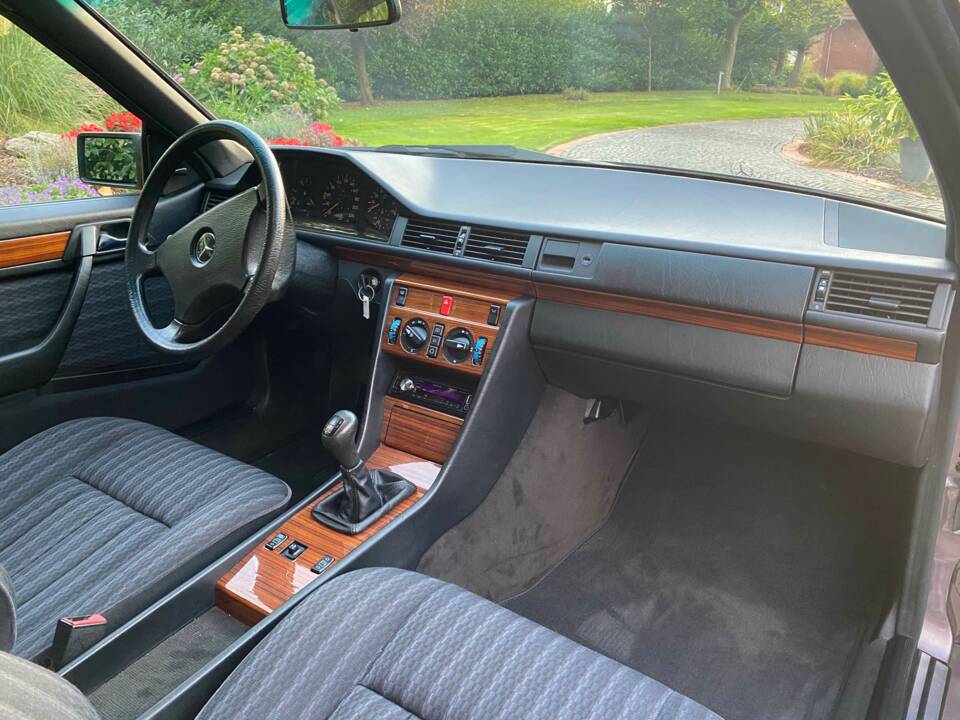 Bild 9/35 von Mercedes-Benz 230 CE (1992)