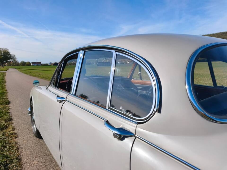 Image 22/27 of Jaguar Mk II 2.4 (1967)