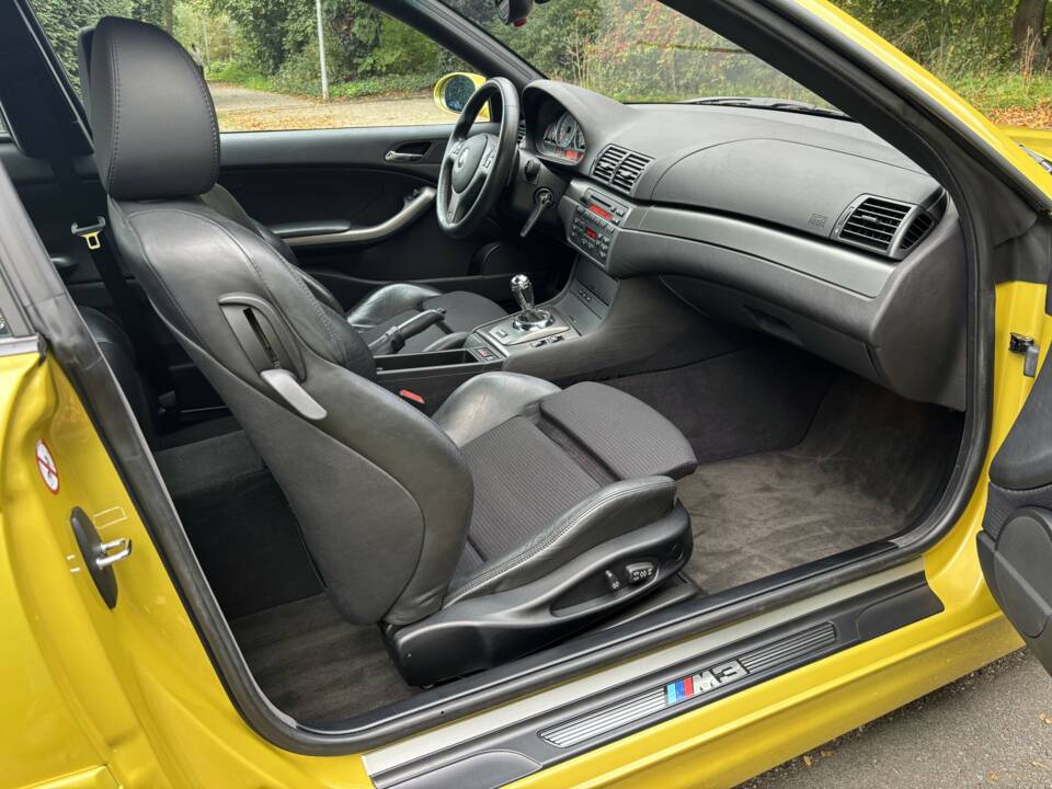 Image 23/30 of BMW M3 (2004)