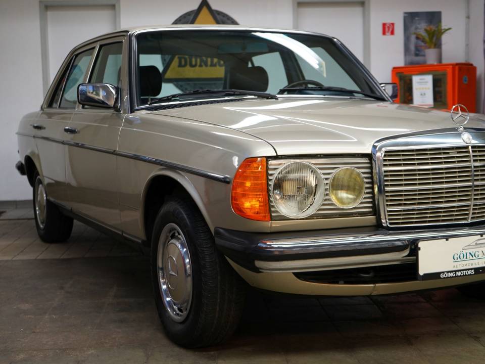 Image 4/40 of Mercedes-Benz 300 D (1982)