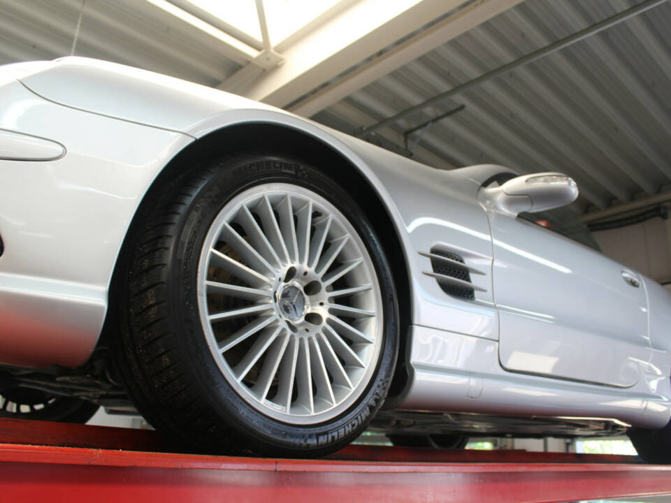 Image 13/50 of Mercedes-Benz SL 55 AMG (2004)