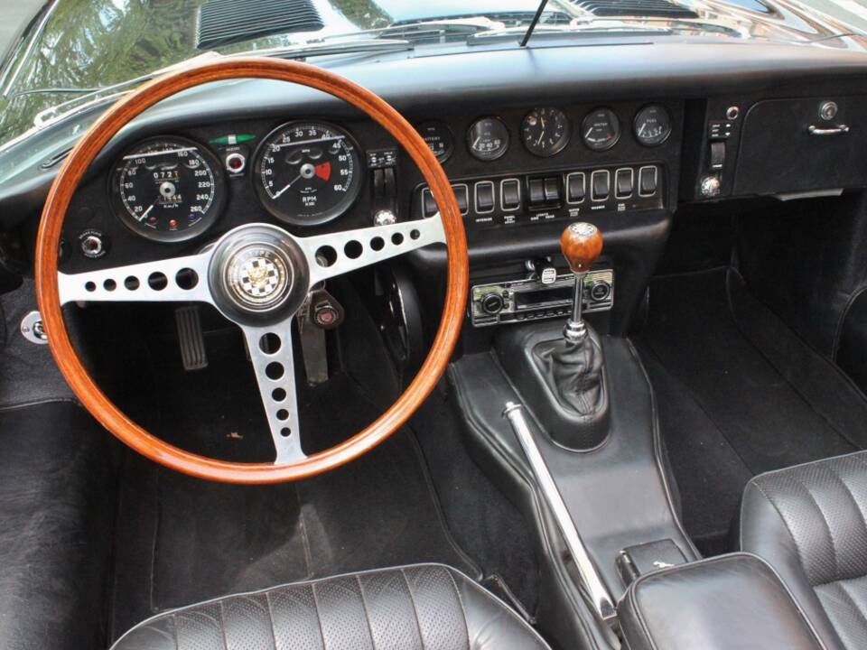 Image 10/24 of Jaguar E-Type (1970)