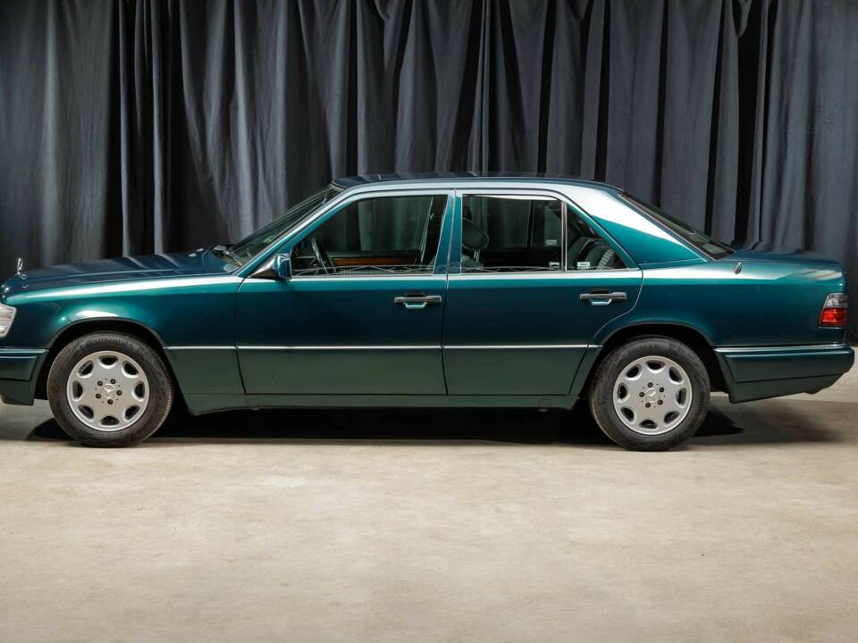 Bild 12/40 von Mercedes-Benz E 220 (1995)