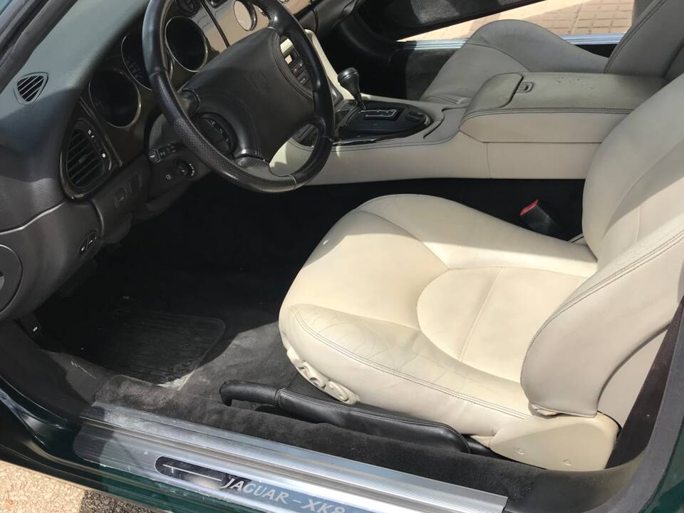 Image 14/22 of Jaguar XK8 4.0 (1996)