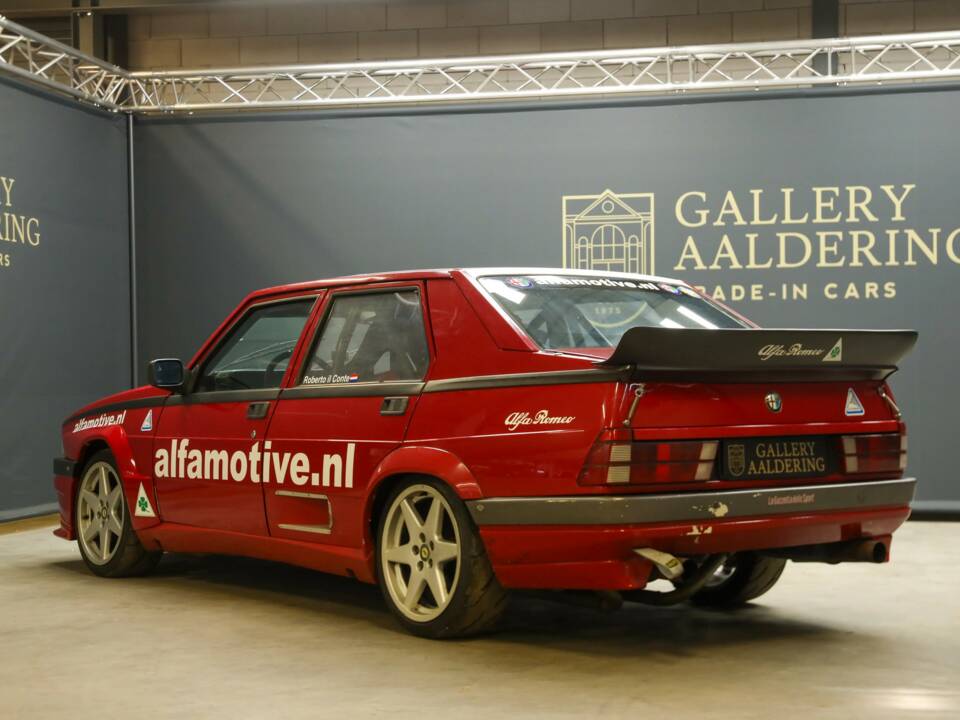 Image 2/50 de Alfa Romeo 75 3.0 V6 QV (1990)