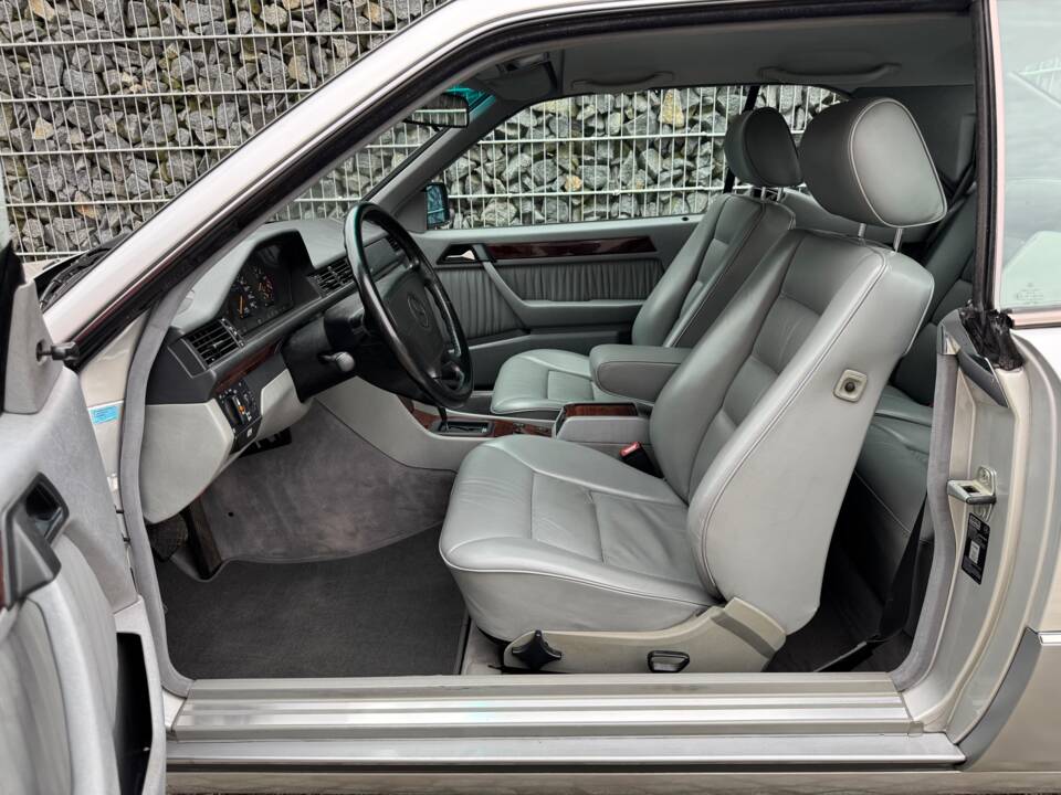 Imagen 4/100 de Mercedes-Benz 300 CE (1992)