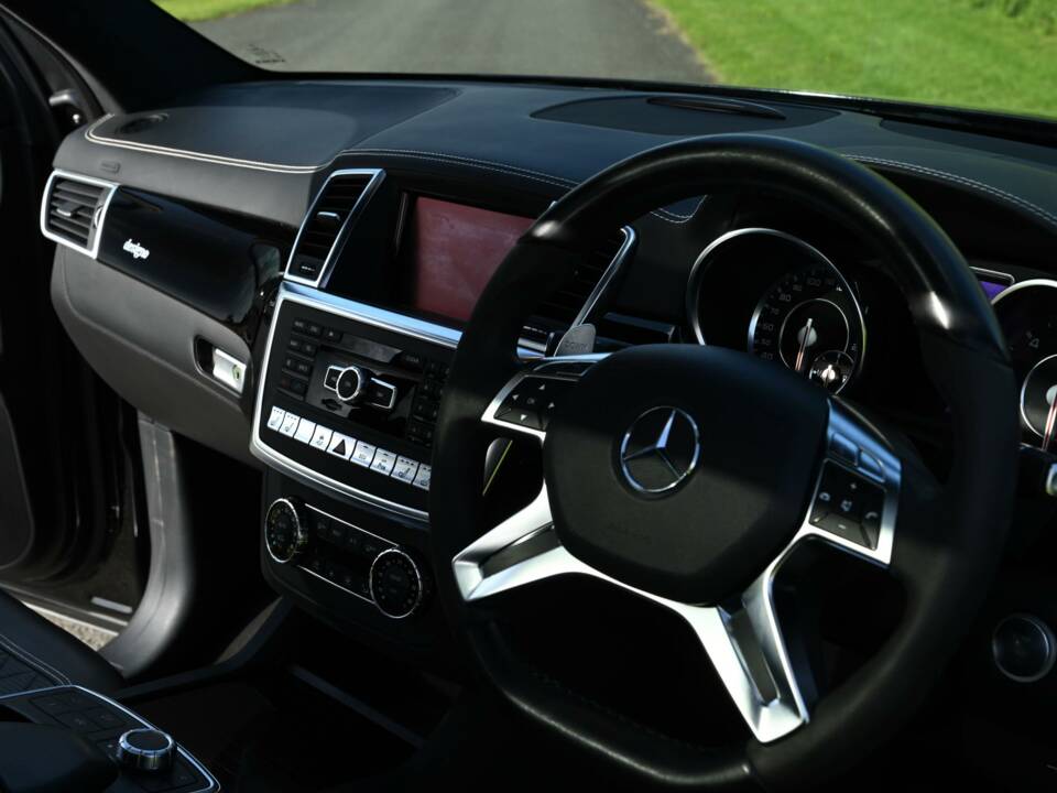 Image 33/49 of Mercedes-Benz ML 63 AMG (2013)