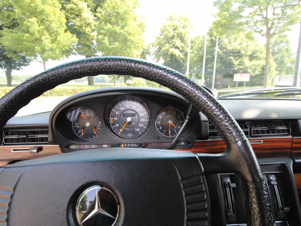 Image 13/30 de Mercedes-Benz 350 SE (1973)