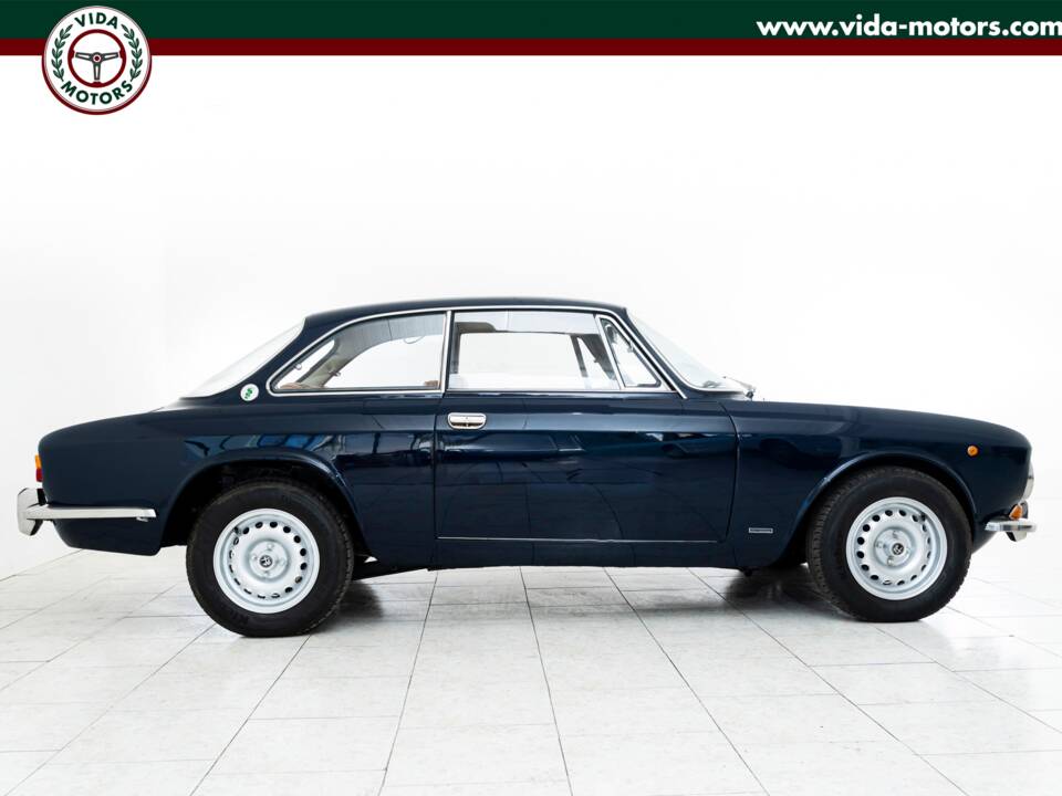 Image 2/15 of Alfa Romeo 2000 GT Veloce (1974)