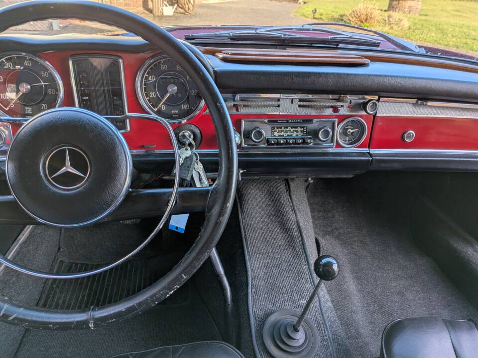Image 17/18 of Mercedes-Benz 250 SL (1967)