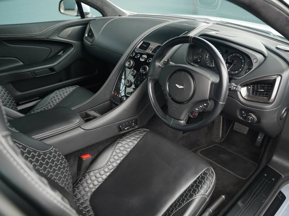 Image 12/50 of Aston Martin Vanquish (2014)