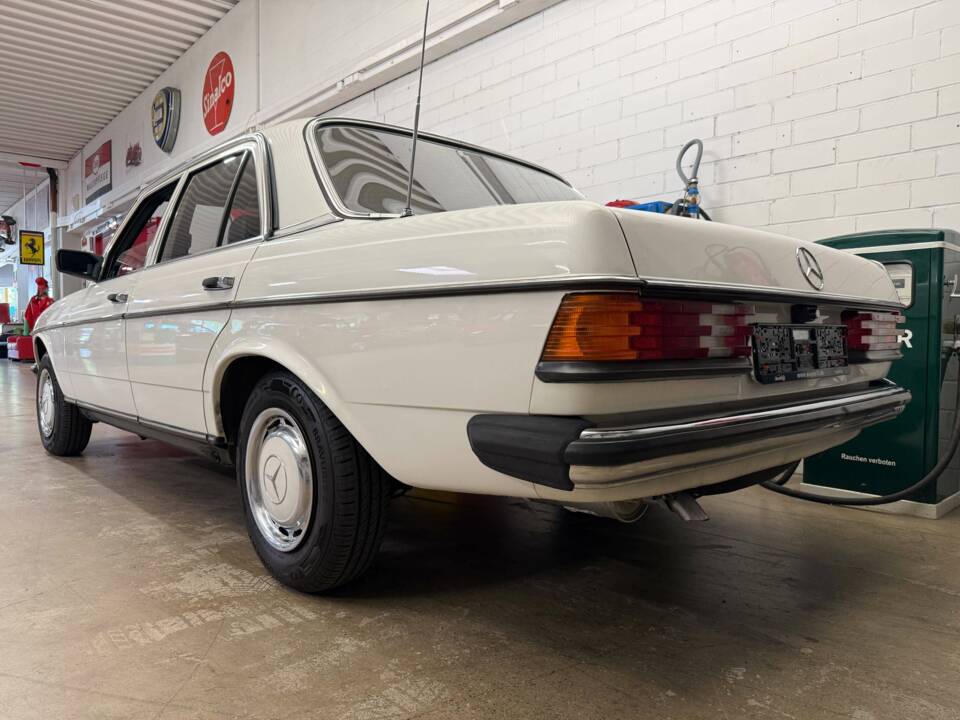 Image 14/18 of Mercedes-Benz 200 (1983)