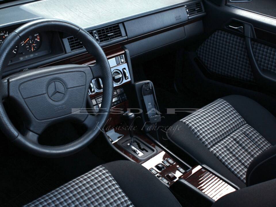 Bild 26/31 von Mercedes-Benz E 200 (1996)