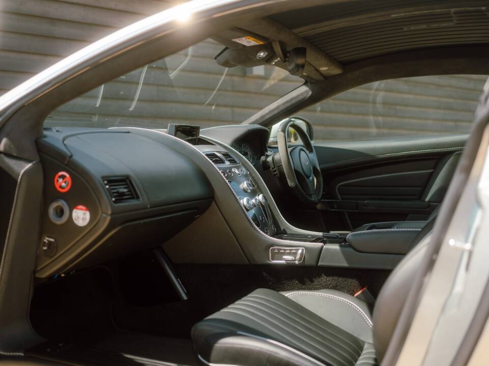 Image 45/96 of Aston Martin DB 9 GT "Bond Edition" (2015)