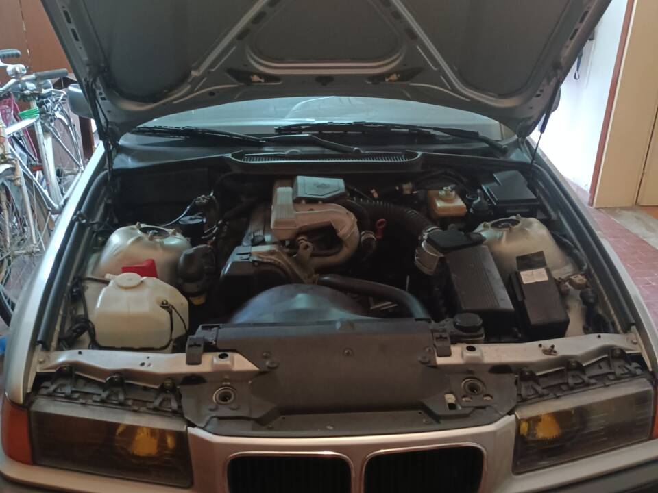 Immagine 3/7 di BMW 318i (1992)